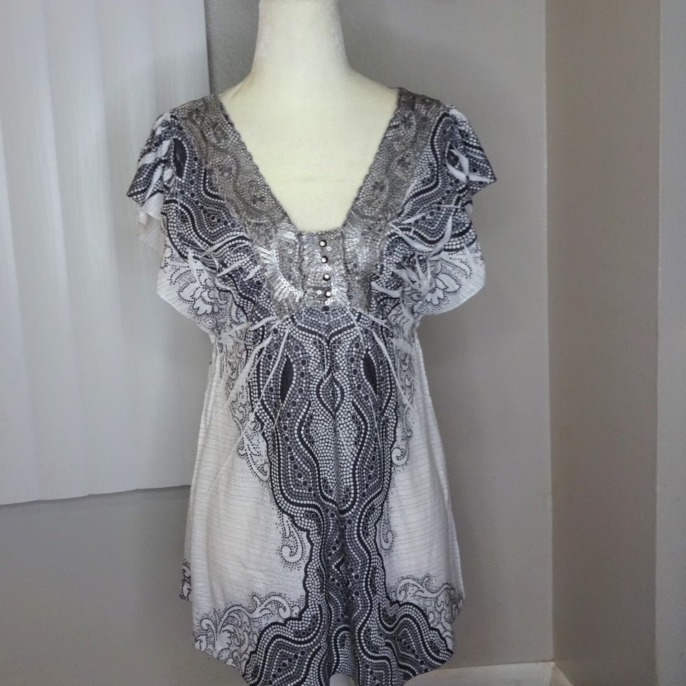 ONE WORLD TOP IN GRAY AND METALLIC SILVER SIZE MEDIUM